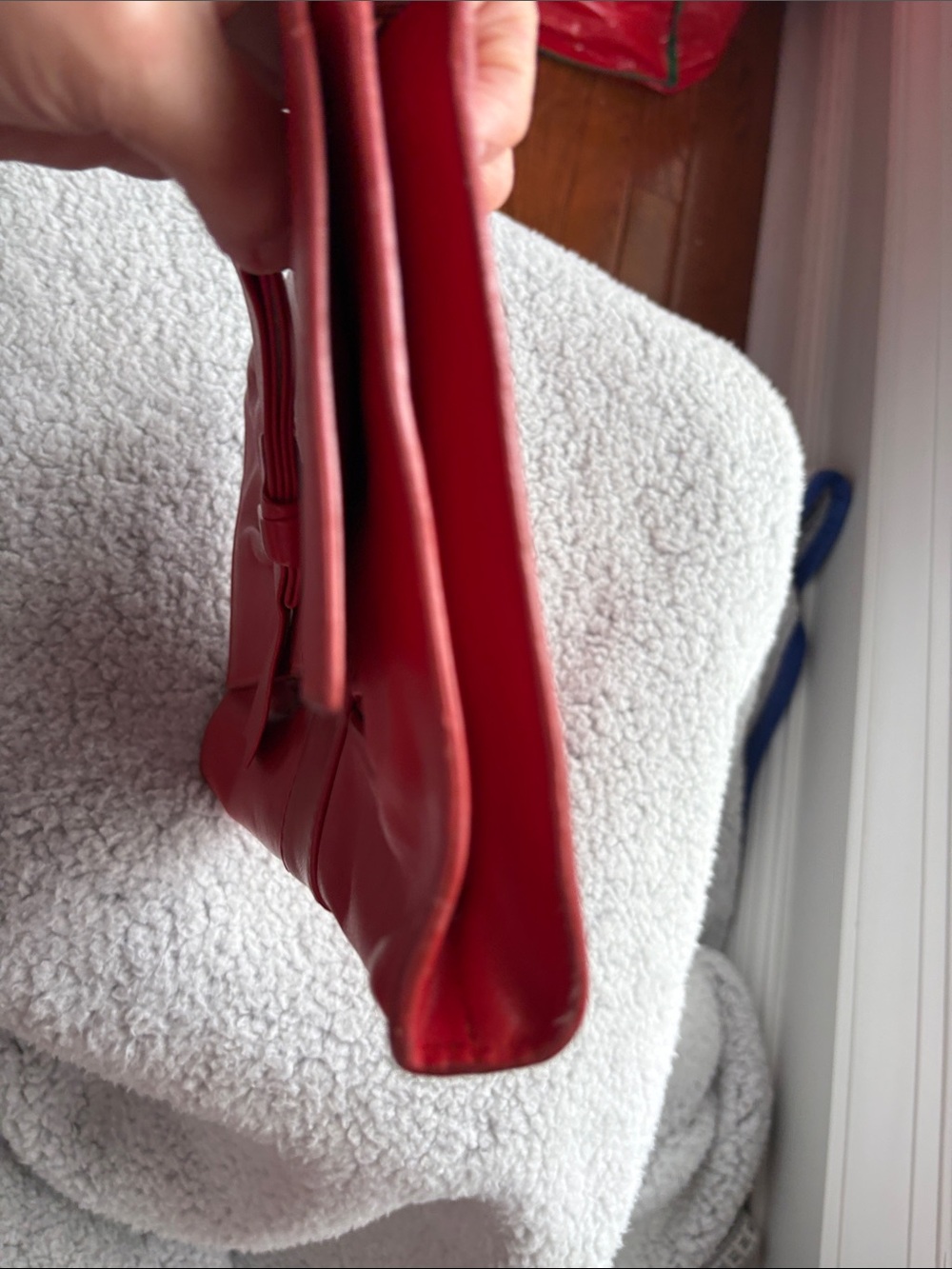 Beautiful Red Furla Bow
Clutch w/removable gold chain calfskin leather VTG - Picture 14 of 15